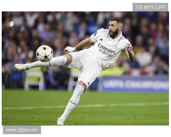 本泽马在皇马体系中的角色演变：从支点到核心